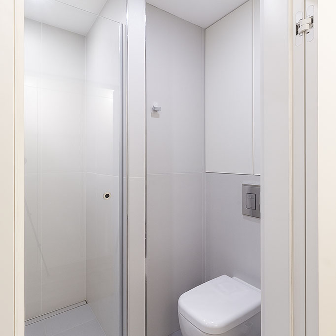 Realizace koupelny s toaletou a skříňkou v prostoru nad podomítkovou nádrží WC.