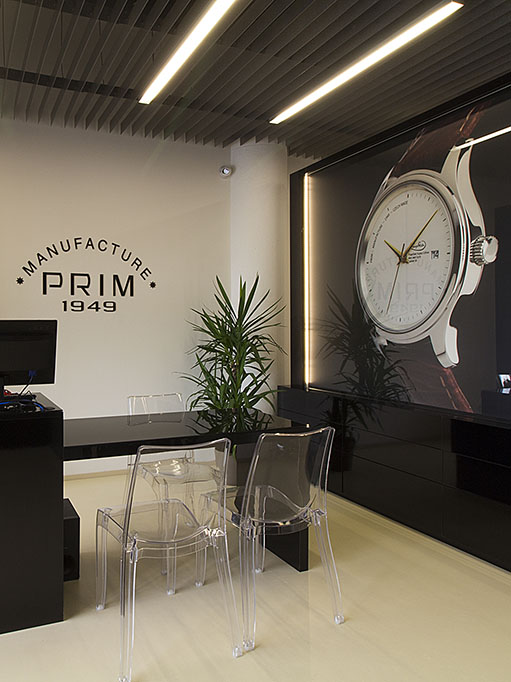Design obchodu s hodinkami v elegantním stylu v provedené černého lesku doplněný o bílé plochy a krémovou litou epoxidovou podlahu.
