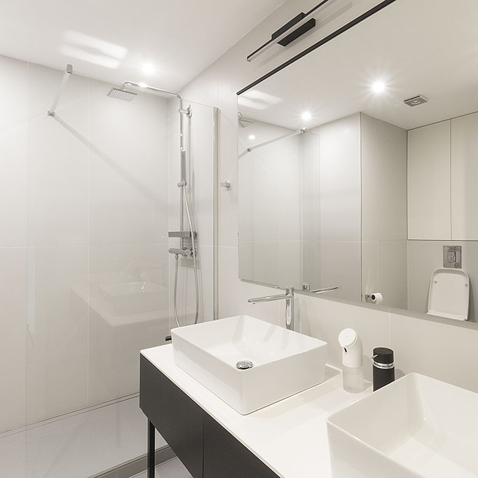Design koupelny se sprchovým koutem walk-in a odtokovým kanálkem v podlaze vytváří zajímavý interiérový design.