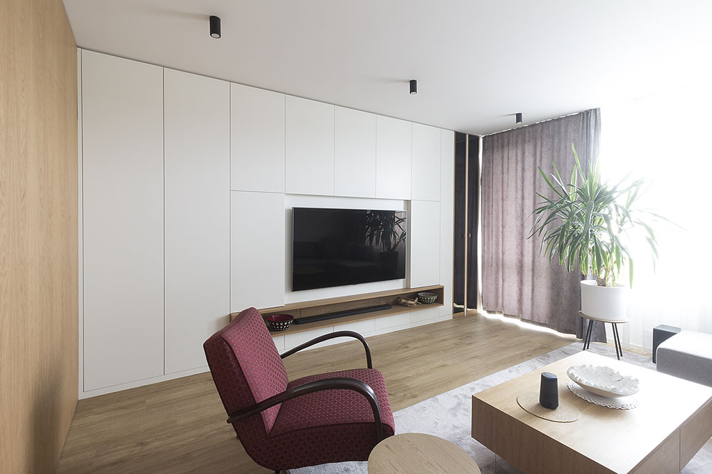 Návrh obývacího pokoje v moderním stylu s TV stěnou v bílé barvě.