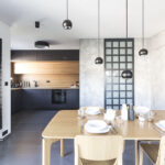 Interiérové stěrky. Návrhy kuchyní. Design interiéru kuchyně s dubovým jídelním stolem a industriálním radiátorem. Návrh kuchyně je v provedení v kombinaci dubové dýhy a černě probarvené MDF desky.