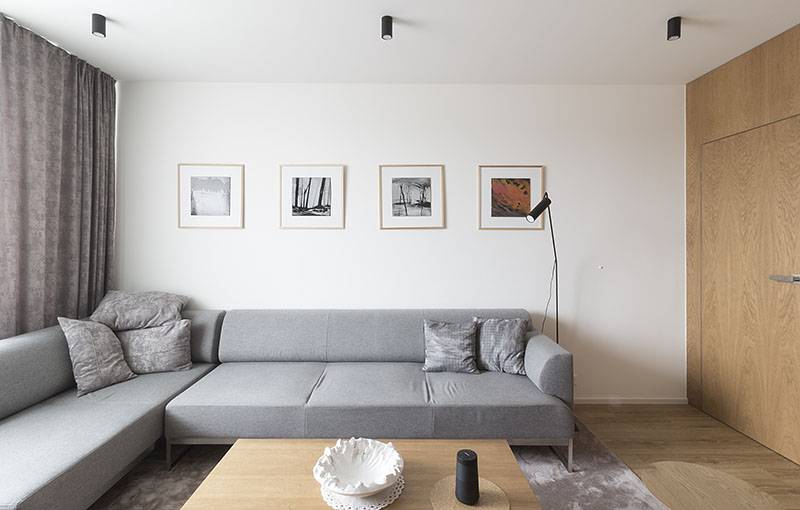 Design obývacího pokoje s šedou pohovkou.
